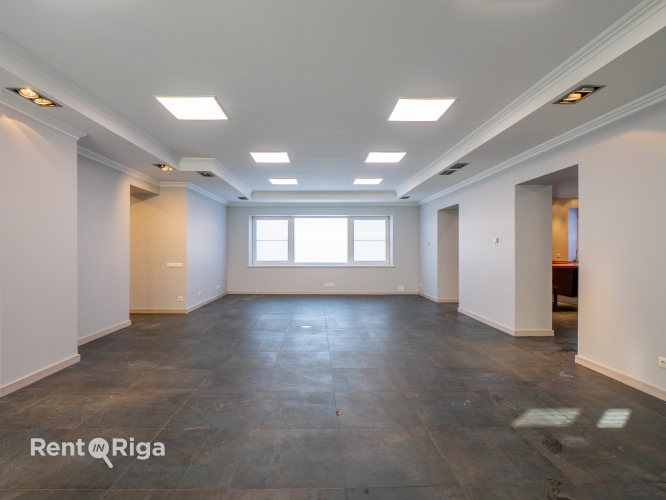 Объявление. Office premises in a detached building with a fenced yard.  The premises occupy the entire first Цена: 1650 EUR/мес. Foto #2