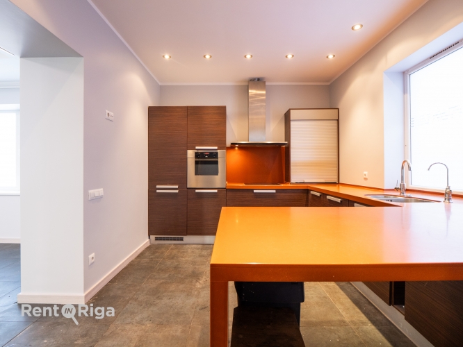 Объявление. Office premises in a detached building with a fenced yard.  The premises occupy the entire first Цена: 1650 EUR/мес. Foto #5