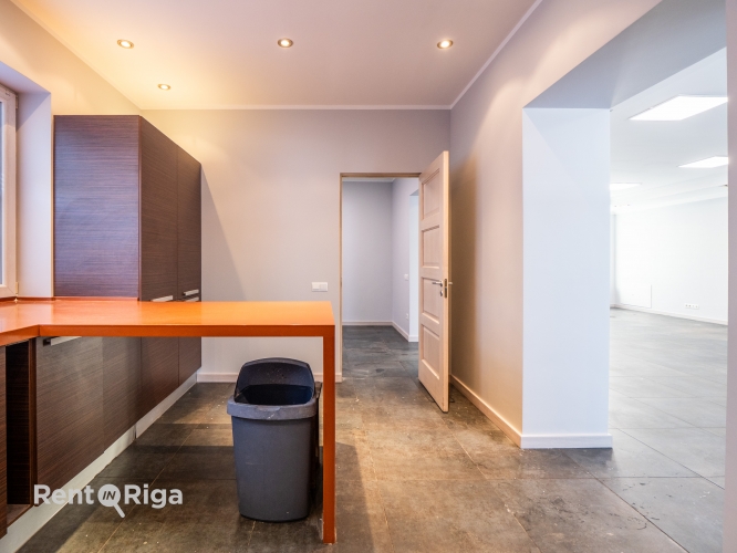 Объявление. Office premises in a detached building with a fenced yard.  The premises occupy the entire first Цена: 1650 EUR/мес. Foto #6