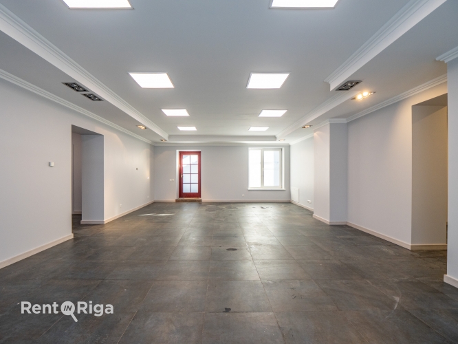 Объявление. Office premises in a detached building with a fenced yard.  The premises occupy the entire first Цена: 1650 EUR/мес. Foto #3