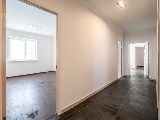 Объявление. Office premises in a detached building with a fenced yard.  The premises occupy the entire first Цена: 1650 EUR/мес. Foto #7