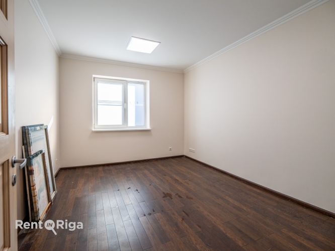 Объявление. Office premises in a detached building with a fenced yard.  The premises occupy the entire first Цена: 1650 EUR/мес. Foto #8