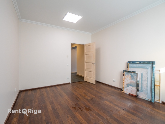 Объявление. Office premises in a detached building with a fenced yard.  The premises occupy the entire first Цена: 1650 EUR/мес. Foto #9