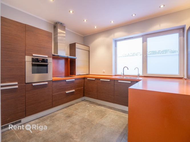 Объявление. Office premises in a detached building with a fenced yard.  The premises occupy the entire first Цена: 1650 EUR/мес. Foto #4