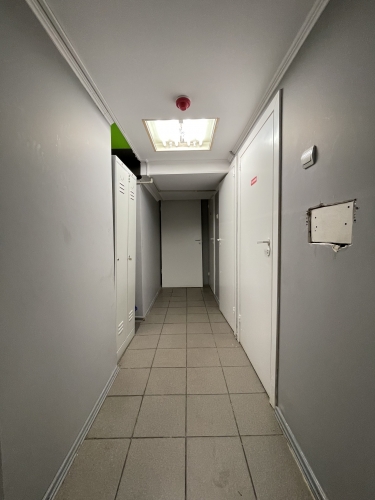 Sludinājumi. Tirdzniecības telpas ar ieeju no ēkas fasādes. Piemērotas veikalam, medicīnas iestādei vai citam Cena: 698 EUR/mēn Foto #9