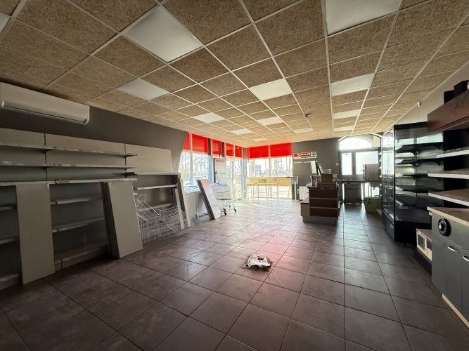 Sludinājumi. Tirdzniecības telpas ar ieeju no ēkas fasādes. Piemērotas veikalam, medicīnas iestādei vai citam Cena: 698 EUR/mēn Foto #4