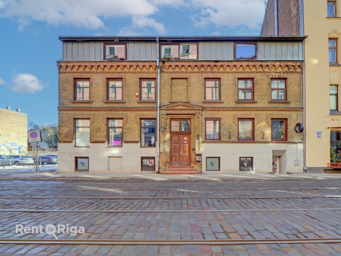 Объявление. Veikala vai salona telpas puspagrabā. Ar autostāvvietu pagalmā.  Telpās iepriekš atradās Цена: 710 EUR/мес. Foto #1