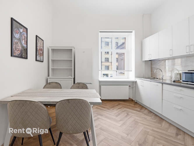 Sludinājumi. Svaigs 3-istabu dzīvoklis Rīgas centrā!   Pārdomāts plānojums  ieejas halle, viesistaba apvienota Cena: 650 EUR/mēn Foto #7