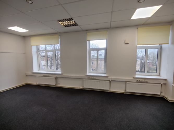 Объявление. Studija / birojs / dzīvoklis ar 4 istabām.  + Maza virtuvīte. + Sava tualete ar dušu. + Noliktavas Цена: 600 EUR/мес. Foto #3