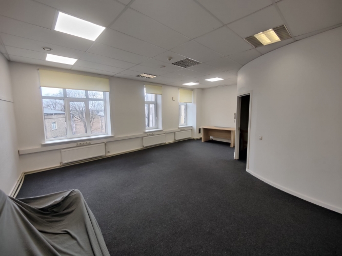 Объявление. Studija / birojs / dzīvoklis ar 4 istabām.  + Maza virtuvīte. + Sava tualete ar dušu. + Noliktavas Цена: 600 EUR/мес. Foto #2