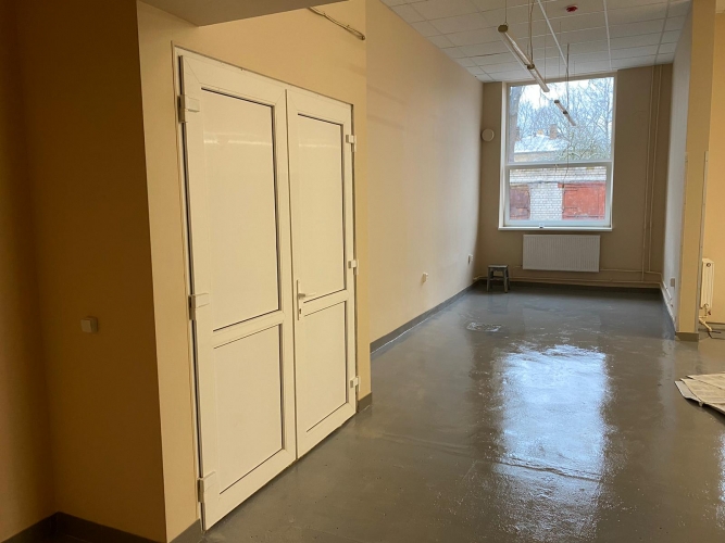 Объявление. Apsildāmas ražošanas vai noliktavas telpas.  - viena liela telpa; - tikko izremontēta; - plašas Цена: 400 EUR/мес. Foto #1