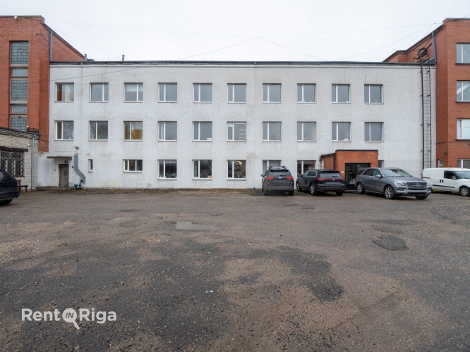 Объявление. Telpas ar trīs iebrauktuvēm/paceļamajiem vārtiem Ganību dambī.  Paceļamie vārti iziet uz abām Цена: 760 EUR/мес. Foto #8