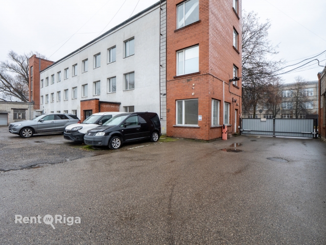 Объявление. Telpas ar trīs iebrauktuvēm/paceļamajiem vārtiem Ganību dambī.  Paceļamie vārti iziet uz abām Цена: 760 EUR/мес. Foto #5