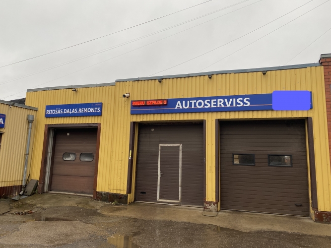 Объявление. Telpas ar trīs iebrauktuvēm/paceļamajiem vārtiem Ganību dambī.  Paceļamie vārti iziet uz abām Цена: 760 EUR/мес. Foto #1