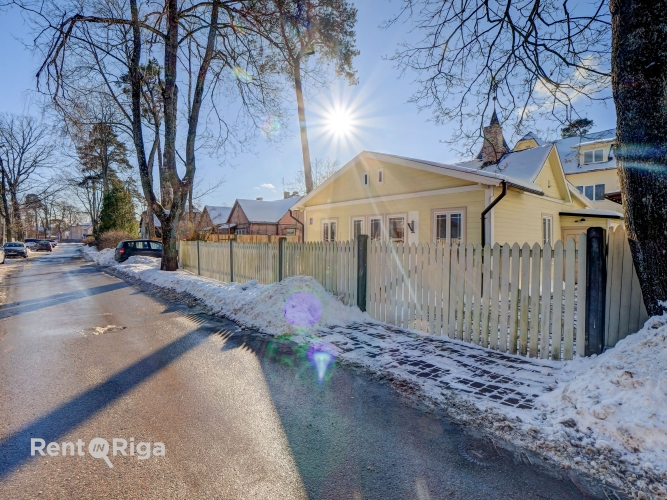 Объявление. Продаётся одноэтажный дом с земельным участком в самом сердце Юрмалы, в Майори.  Площадь дома;  Цена: 265000 EUR Foto #1