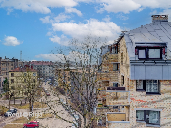 Объявление. Продаётся просторная мансардная квартира в центре Риги!  Это место с историей, шармом и особой Цена: 350000 EUR Foto #4