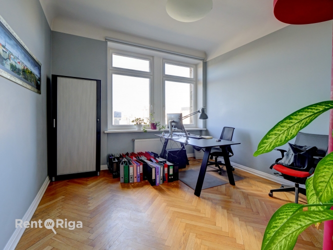 Sludinājumi. No maija beigām tiek piedāvāts ērts un funkcionāli dizainisks birojs. Tā kopējā platība 163.73 m2. Cena: 1907 EUR/mēn Foto #3