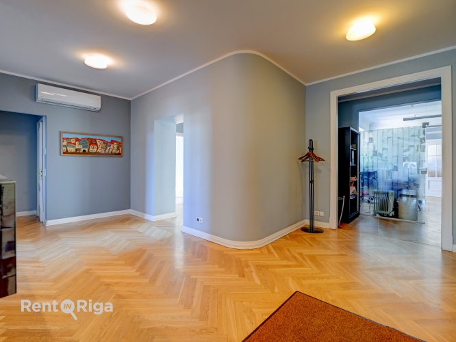 Sludinājumi. No maija beigām tiek piedāvāts ērts un funkcionāli dizainisks birojs. Tā kopējā platība 163.73 m2. Cena: 1907 EUR/mēn Foto #8