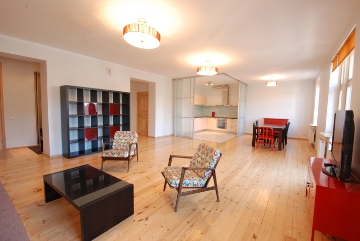 Объявление. A spacious and bright 3-room apartment in the center of Riga is for sale. The apartment is quiet, Цена: 235000 EUR Foto #1