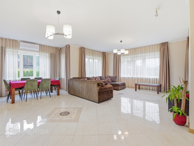 Sludinājumi. Izīrē privātmāju ar plašu dārza teritoriju!  Ideāla vieta gan mierīgai ikdienas dzīvei, gan viesu Cena: 1800 EUR/mēn Foto #9