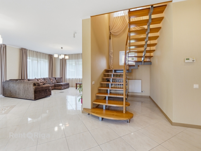 Sludinājumi. Izīrē privātmāju ar plašu dārza teritoriju!  Ideāla vieta gan mierīgai ikdienas dzīvei, gan viesu Cena: 1800 EUR/mēn Foto #8