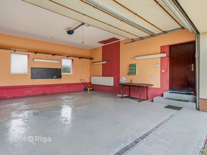 Sludinājumi. Izīrē privātmāju ar plašu dārza teritoriju!  Ideāla vieta gan mierīgai ikdienas dzīvei, gan viesu Cena: 1800 EUR/mēn Foto #2