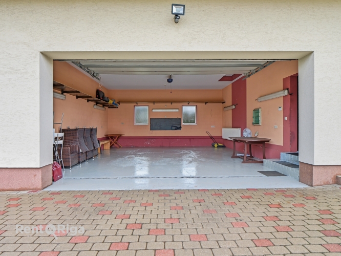 Sludinājumi. Izīrē privātmāju ar plašu dārza teritoriju!  Ideāla vieta gan mierīgai ikdienas dzīvei, gan viesu Cena: 1800 EUR/mēn Foto #3