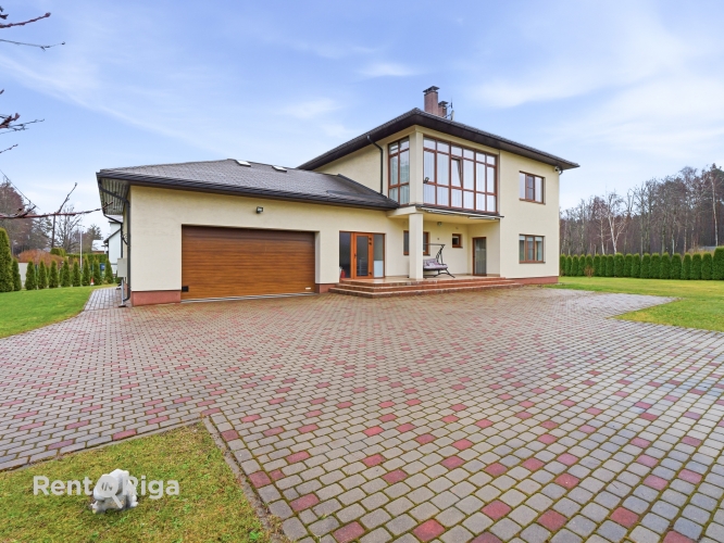 Sludinājumi. Izīrē privātmāju ar plašu dārza teritoriju!  Ideāla vieta gan mierīgai ikdienas dzīvei, gan viesu Cena: 1800 EUR/mēn Foto #1