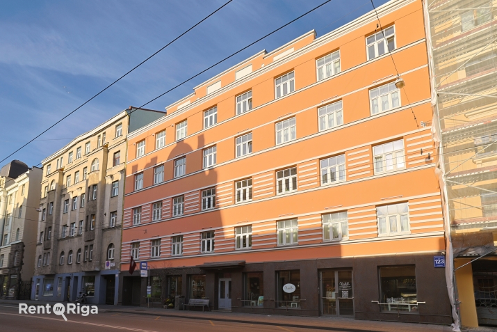 Объявление. Pilnībā renovētā piecstāvu namā Rīgas centrā, Aleksandra Čaka iela 123 ir iespējams iznomāt Цена: 860 EUR/мес. Foto #2