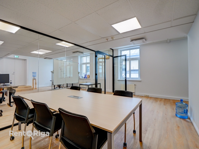 Объявление. Office premises in a well-maintained office building at 16 Meierovica Boulevard, just a one-minute Цена: 500 EUR/мес. Foto #1