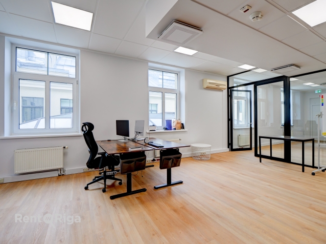 Объявление. Office premises in a well-maintained office building at 16 Meierovica Boulevard, just a one-minute Цена: 500 EUR/мес. Foto #2