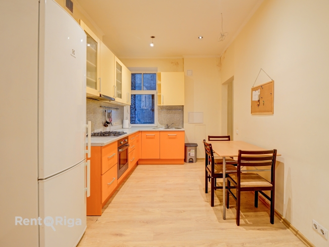 Sludinājumi. Izīrē 4 istabu dzīvokli Rīgas centrā!  Dzīvokļa plānojums ir ērts un funkcionāls  tajā ir 3 Cena: 700 EUR/mēn Foto #1