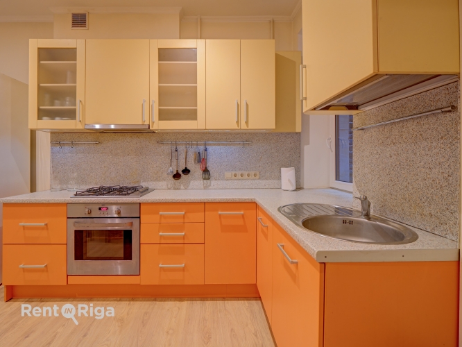 Sludinājumi. Izīrē 4 istabu dzīvokli Rīgas centrā!  Dzīvokļa plānojums ir ērts un funkcionāls  tajā ir 3 Cena: 700 EUR/mēn Foto #2