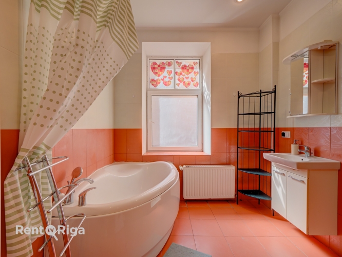 Sludinājumi. Izīrē 4 istabu dzīvokli Rīgas centrā!  Dzīvokļa plānojums ir ērts un funkcionāls  tajā ir 3 Cena: 700 EUR/mēn Foto #4