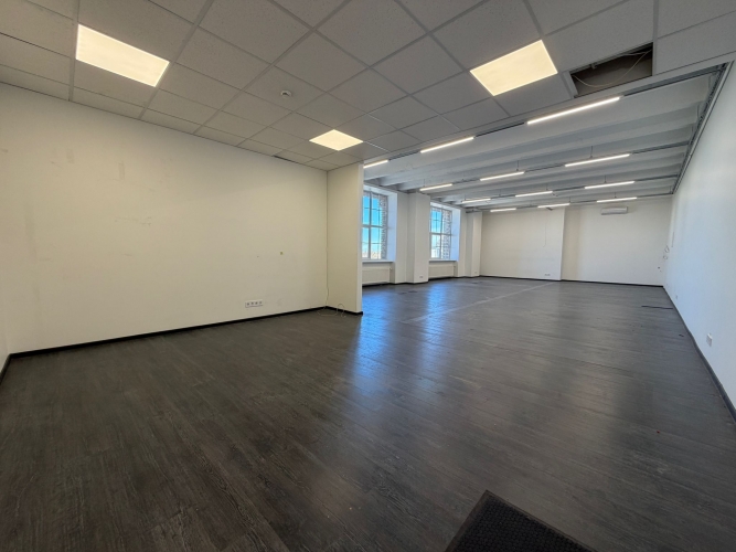 Объявление. Сдаётся просторное помещение open space с большими витринными окнами. Открытая планировка, общая Цена: 729 EUR/мес. Foto #1