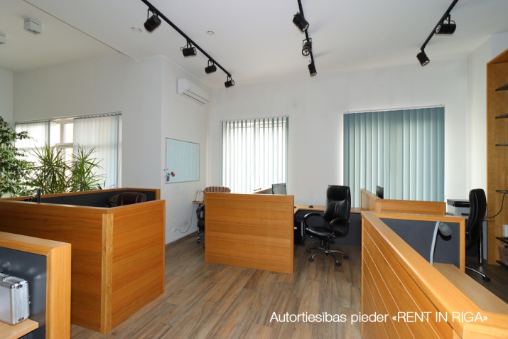 Объявление. Saulains, mēbelēts birojs ar balkonu, terasi un virtuvi.  Plašas un funkcionālas telpas, kas Цена: 900 EUR/мес. Foto #3