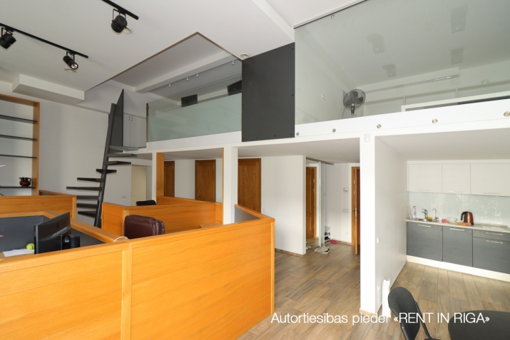 Объявление. Saulains, mēbelēts birojs ar balkonu, terasi un virtuvi.  Plašas un funkcionālas telpas, kas Цена: 900 EUR/мес. Foto #4