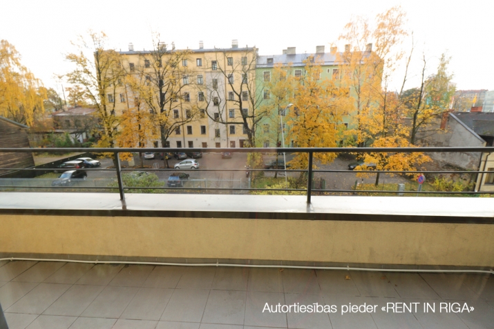 Объявление. Saulains, mēbelēts birojs ar balkonu, terasi un virtuvi.  Plašas un funkcionālas telpas, kas Цена: 900 EUR/мес. Foto #5