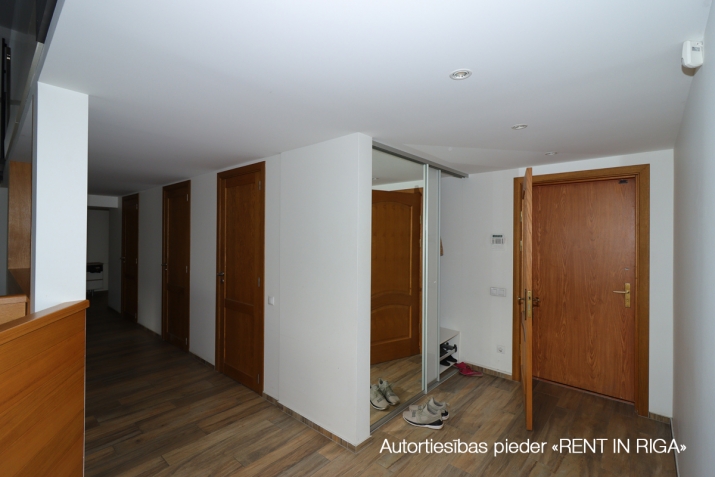 Объявление. Saulains, mēbelēts birojs ar balkonu, terasi un virtuvi.  Plašas un funkcionālas telpas, kas Цена: 900 EUR/мес. Foto #6