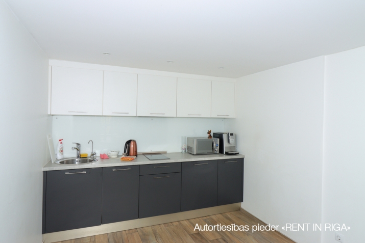 Объявление. Saulains, mēbelēts birojs ar balkonu, terasi un virtuvi.  Plašas un funkcionālas telpas, kas Цена: 900 EUR/мес. Foto #8