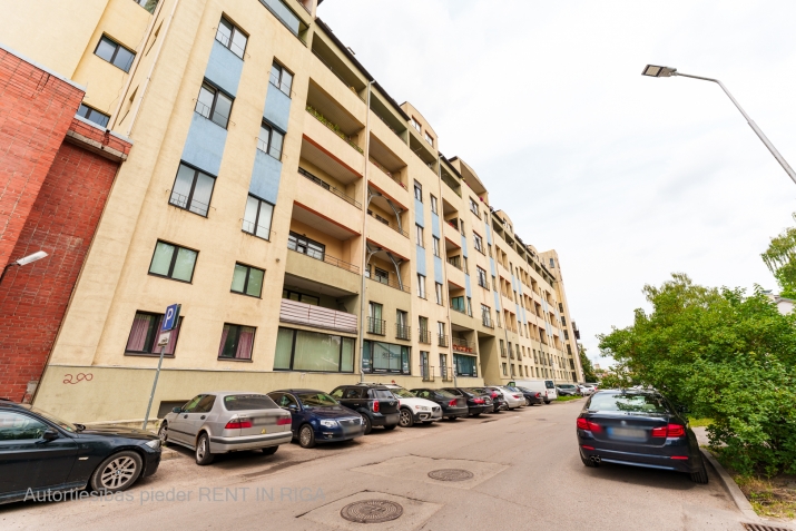 Объявление. Saulains, mēbelēts birojs ar balkonu, terasi un virtuvi.  Plašas un funkcionālas telpas, kas Цена: 900 EUR/мес. Foto #1