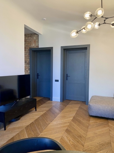 Sludinājumi. Elegants dizaina dzīvoklis Rīgas Klusajā centrā  Dzīvoklis tiek izīrēts tikai ar iebūvētajām Cena: 1700 EUR/mēn Foto #2