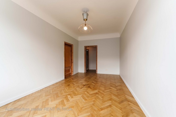 Sludinājumi. Gaišs un gaumīgs 3-istabu dzīvoklis Rīgas centrā.  Pieejams uz īri no 01.07.2026  Dzīvoklis ir Cena: 700 EUR/mēn Foto #2