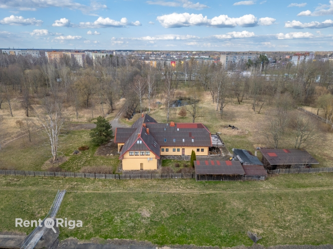 Sludinājumi. Izīrē 3-stāvu privātmāju Salaspilī pie Daugavas ar 2.3 ha zemes gabalu.  Ēka celta kā viesu nams, Cena: 2500 EUR/mēn Foto #1