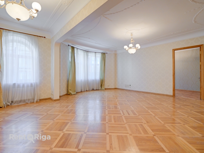 Sludinājumi. Elegants 4-istabu dzīvoklis Baznīcas ielā Pārdod plašu, gaišu un saulainu 4-istabu dzīvokli Cena: 350000 EUR Foto #1
