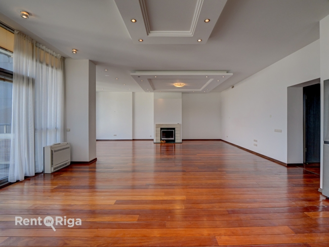 Sludinājumi. Piedāvājam īrei izsmalcinātas, gaišas un plašas biroja telpas prestižajā Pulkveža Brieža ielā, Cena: 3600 EUR/mēn Foto #3