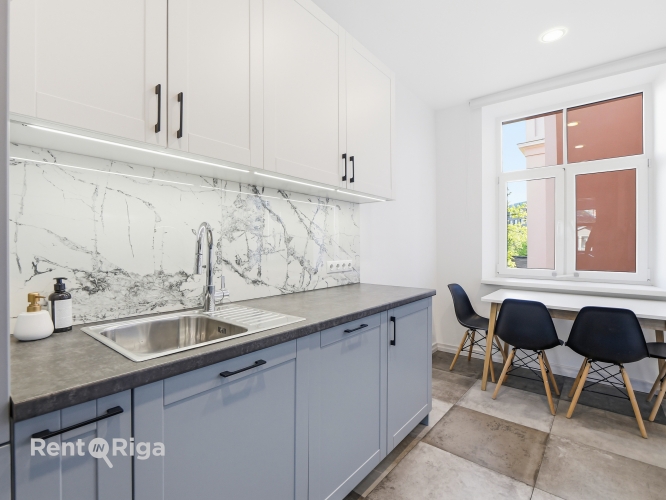 Sludinājumi. Izīrē plašu un skaistu 4 istabu dzīvokli klusajā centrā.   Dzīvokļa plānojums sastāv no vienas Cena: 1800 EUR/mēn Foto #6