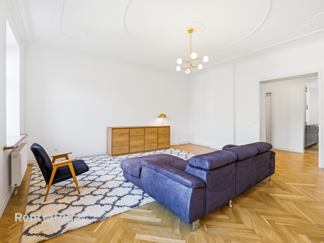 Sludinājumi. Izīrē plašu un skaistu 4 istabu dzīvokli klusajā centrā.   Dzīvokļa plānojums sastāv no vienas Cena: 1800 EUR/mēn Foto #3
