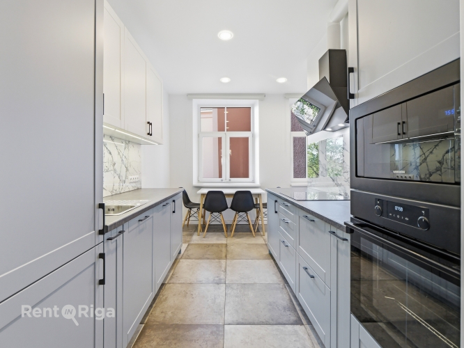 Sludinājumi. Izīrē plašu un skaistu 4 istabu dzīvokli klusajā centrā.   Dzīvokļa plānojums sastāv no vienas Cena: 1800 EUR/mēn Foto #5