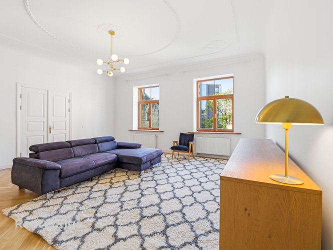 Sludinājumi. Izīrē plašu un skaistu 4 istabu dzīvokli klusajā centrā.   Dzīvokļa plānojums sastāv no vienas Cena: 1800 EUR/mēn Foto #2